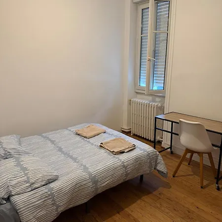 Apartment Large Renovated 5 Bedroom And Spacious